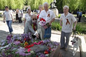Участники церемонии возложения цветов