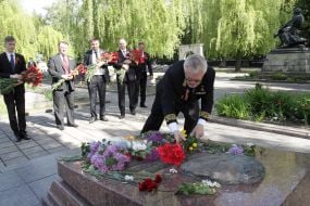 Участники церемонии возложения цветов