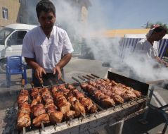 The chef prepares a barbecue