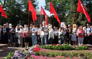 The ceremony of laying flowers