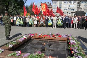 The ceremony of laying flowers