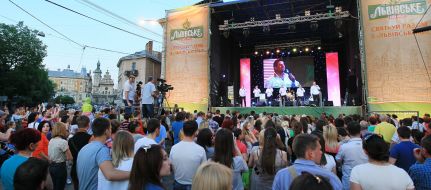 Viewers are watching concert