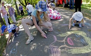 Children paint on the pavement