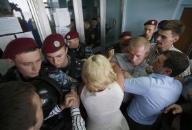 Бойцы спецподразделения "Беркут" не пускают людей на судебное заседание