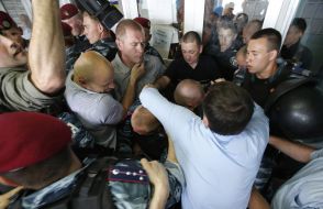 Бойцы спецподразделения "Беркут" не пускают людей на судебное заседание