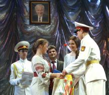 Євгенія Тимошенко вручає нагороду