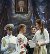 Євгенія Тимошенко вручає нагороду