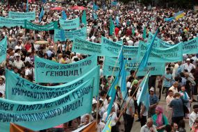 Крымские татары на митинге