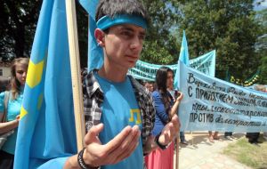Крымские татары на митинге