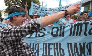 Крымские татары на митинге