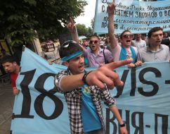 Крымские татары на митинге