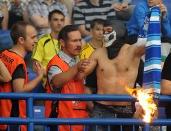 Fan of FC "Metalist" burns scarf FC "Dnepr"
