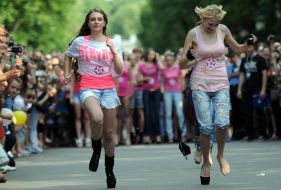 Участницы шуточных соревнований "Забег на шпильках"