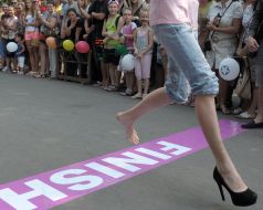 Участница шуточных соревнований "Забег на шпильках"