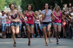 Участницы шуточных соревнований "Забег на шпильках"