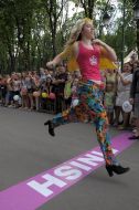 Участница шуточных соревнований "Забег на шпильках"