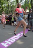 Участница шуточных соревнований "Забег на шпильках"