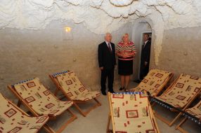 Николай Азаров осматривает "соляную комнату"