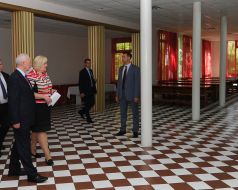 Николай Азаров осматривает столовую 