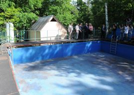 Николай Азаров осматривает бассейн