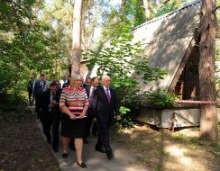 Николай Азаров во время посещения детского комплекса "Днепр"