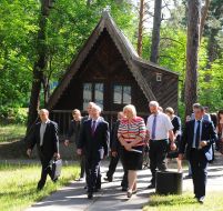 Николай Азаров во время посещения детского комплекса "Днепр"