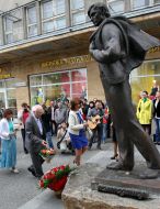 Laying-on of flowers to the monument to Vladimir Ivasyuk 