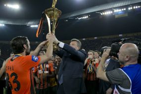 Виктор Янукович вручает Кубок Украины