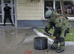 Сапер обезвреживает взрывоопасный предмет