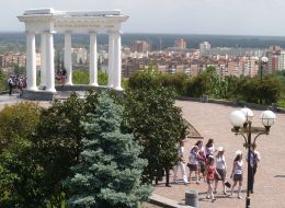 Випускники біля альтанки