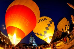 «Evening radiance of balloons on Mikhaylovskaya» shaw in Kiev