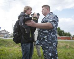 The guard prevents the photographer to shoot the action