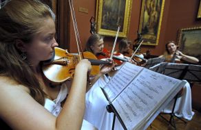 Girlish Quartet plays the violin