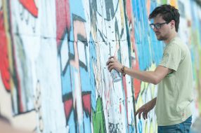 Учасник фестивалю графіті