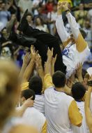 Гравці БК "Будівельник" святкують перемогу