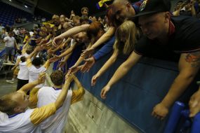 Гравці БК "Будівельник" вітають своїх уболівальників