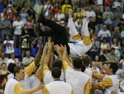 Гравці БК "Будівельник" святкують перемогу