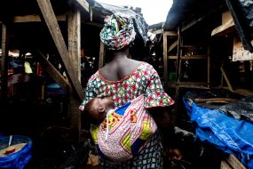 Жінка з дитиною