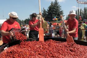 Приготування рекордної кількості полуничного варення