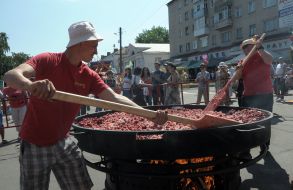 Приготування рекордної кількості полуничного варення