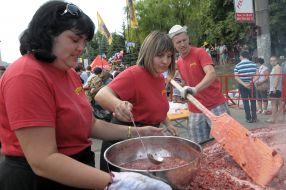 Приготування рекордної кількості полуничного варення