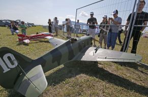 Зрители рассматривают модели самолетов