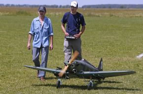 Участники фестиваля мастеров авиамодельного спорта
