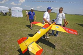 Авиамоделисты готовят модели самолетов