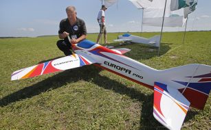 Авиамоделисты готовят модели самолетов