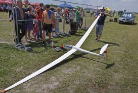 Зрители рассматривают модели самолетов