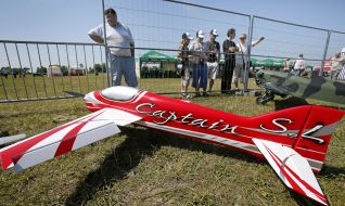 Зрители рассматривают модели самолетов