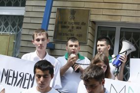 Activists of the financial pyramid MMM