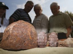 The exhibition of excavated items and weapons