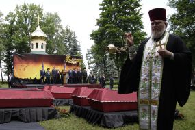 Священнослужитель проводит обряд освящения